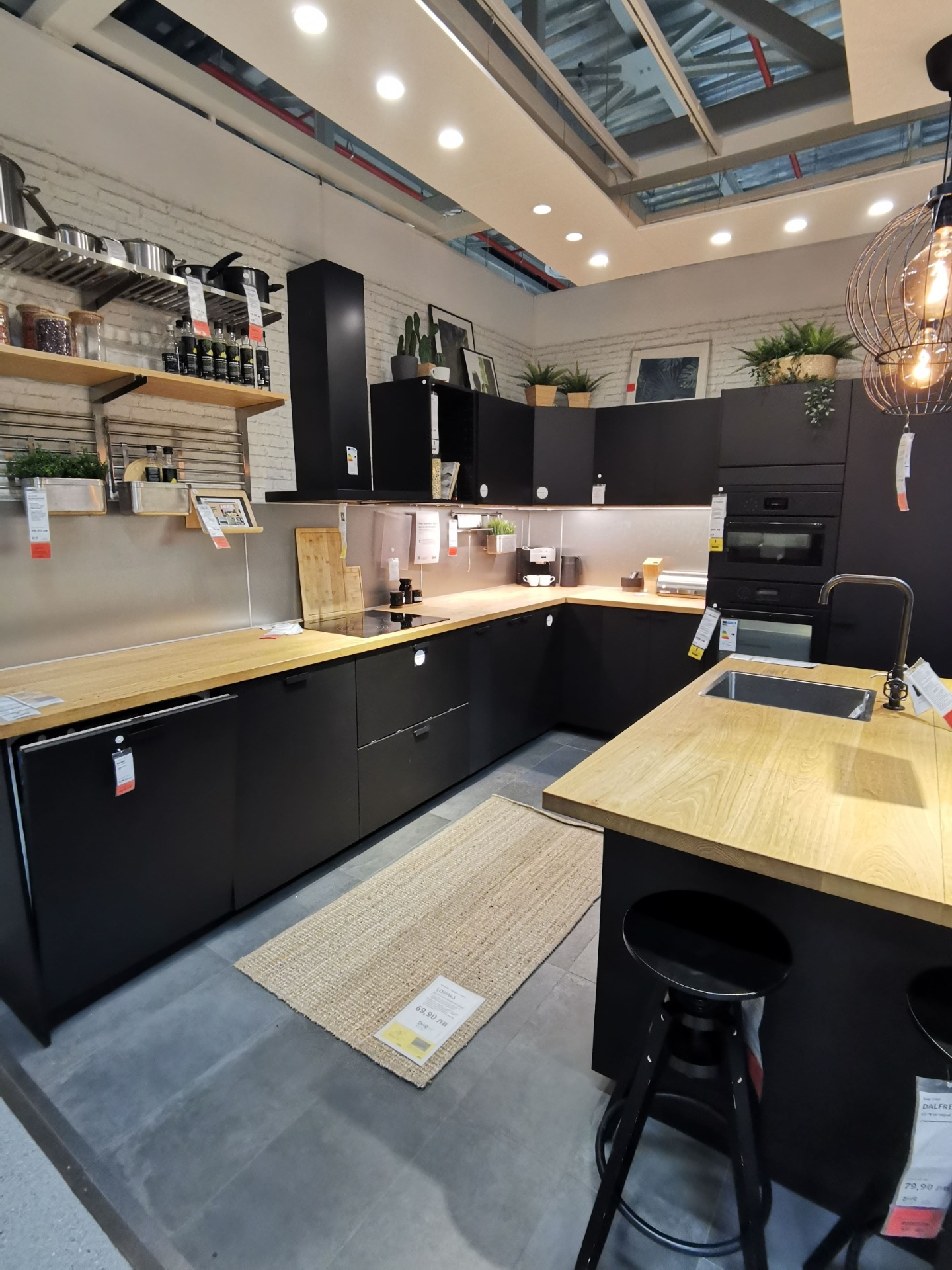 Black Kitchen Pros and Cons